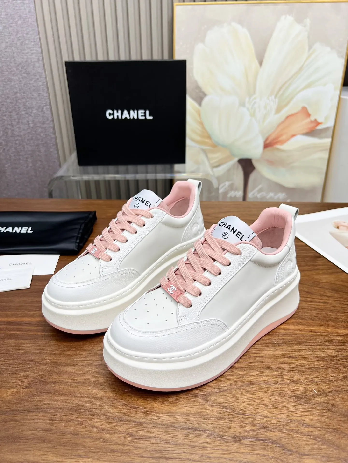 👟👟Ex-factory price 460👟👟 New Chanel panda color white shoes, currently super popular thick-soled shape, very versatile, long and slim legs, super comfortable on the feet, elongating the entire body proportion [strong] Fabric: imported first-layer cowhide🐂 Lining: sheepskin Foot pads: cowhide Code number: 34 to 41 (34 and 41 need to be customized) Packaging: with card, cloth bag Color: black, white, pink